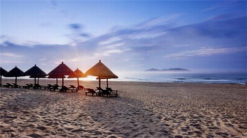 在盘山县开中式快餐店加盟好还是自营好，盘山县加盟川悦香辣虾如何选址